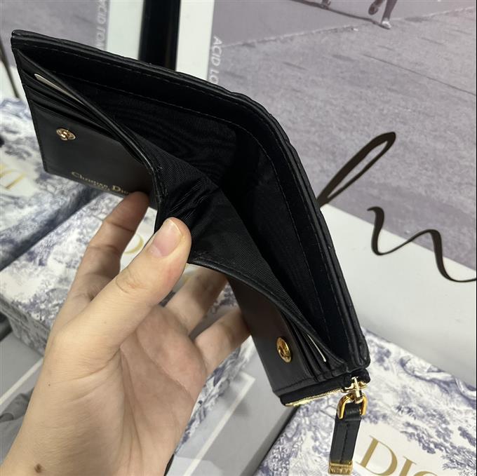 2025228Y 220P182144704